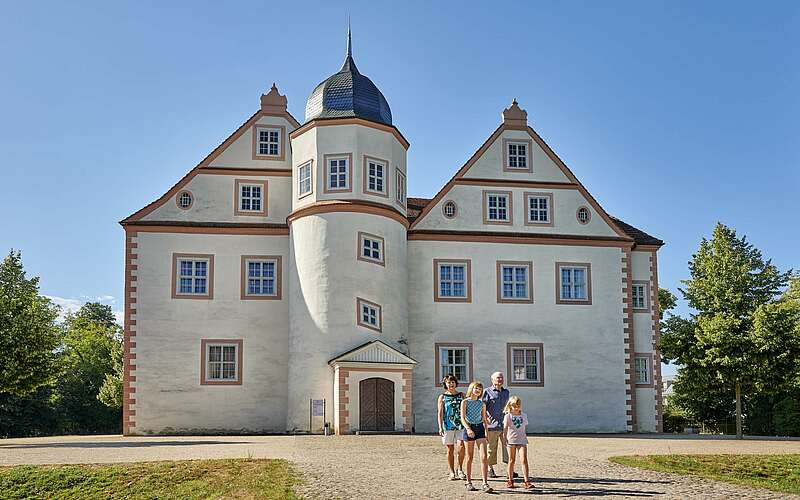 



        
            Familie vor Schloss Königs Wusterhausen,
        
    

        Foto: TMB-Fotoarchiv/Florian Trykowski
    