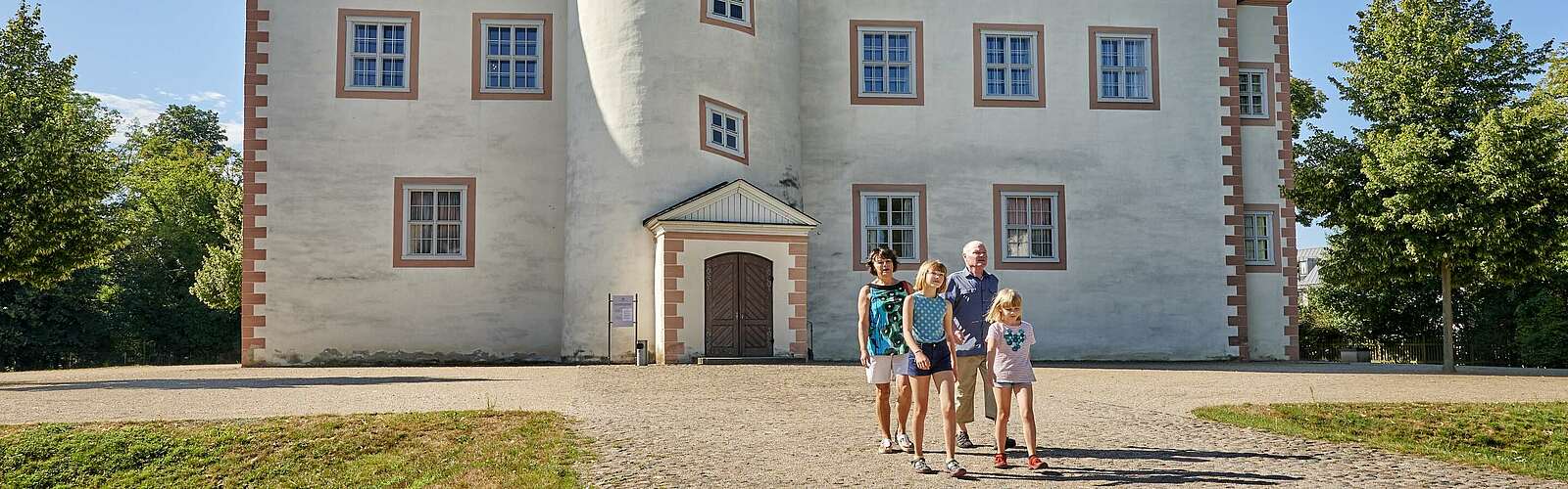 Familie vor Schloss Königs Wusterhausen,
        
    

        Foto: TMB-Fotoarchiv/Florian Trykowski