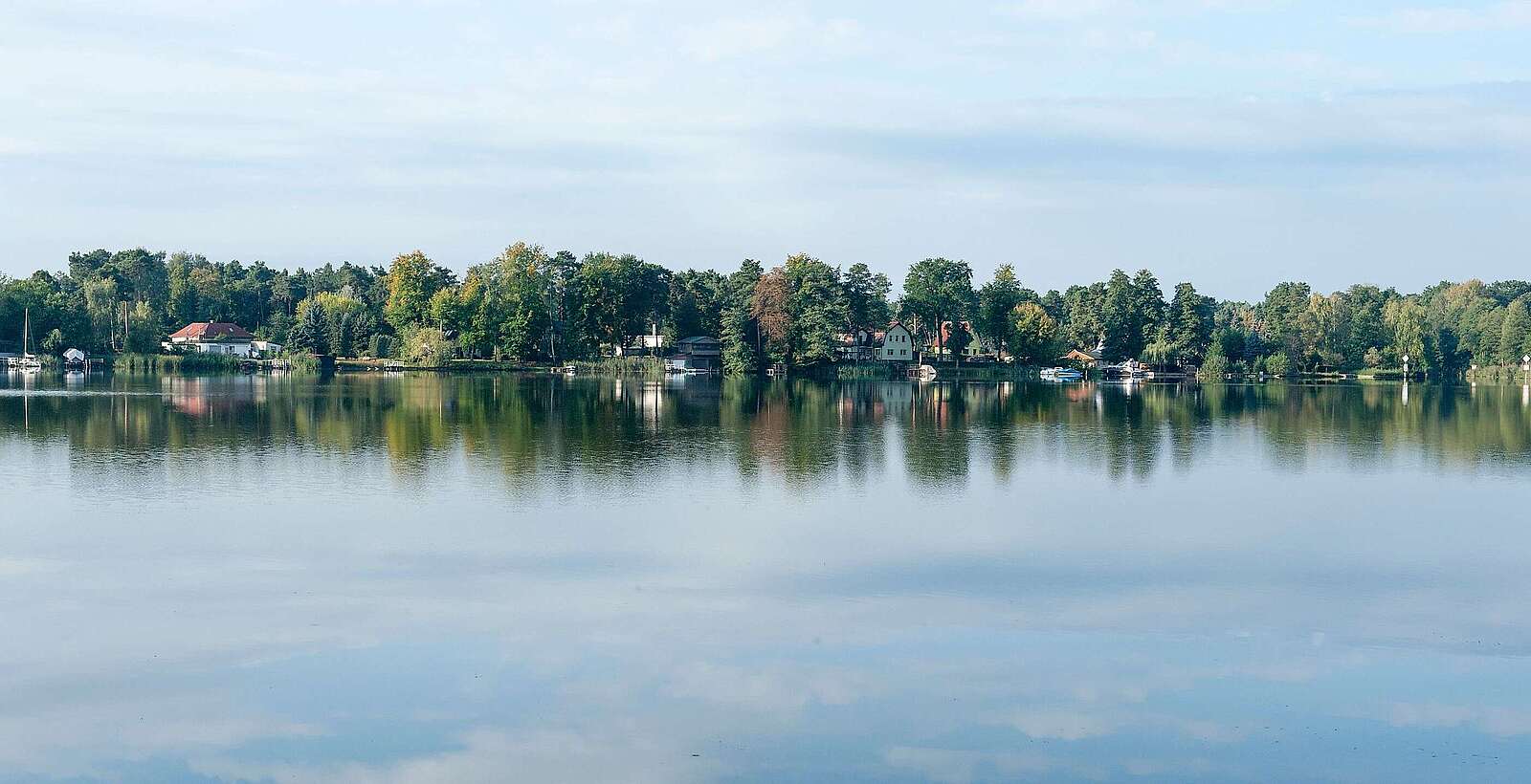 Blick auf den Zemminsee zum gegenüberliegenden Ufer mit einzeln stehenden Häusern