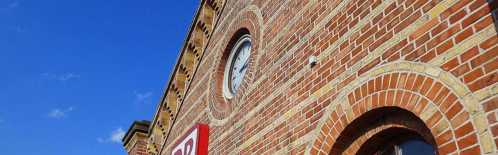 Backsteinfassade des Bahnhofs Königs Wusterhausen
