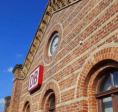 Backsteinfassade des Bahnhofs Königs Wusterhausen