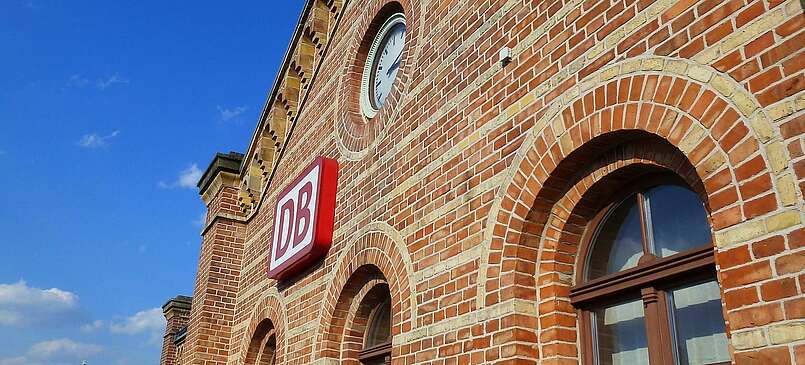 <p>Backsteinfassade des Bahnhofs Königs Wusterhausen</p>