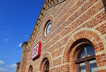 Backsteinfassade des Bahnhofs Königs Wusterhausen