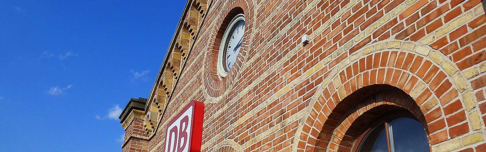 Backsteinfassade des Bahnhofs Königs Wusterhausen