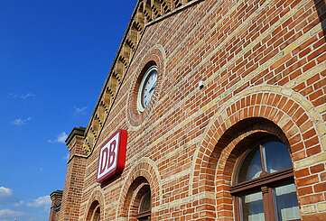<p>Backsteinfassade des Bahnhofs Königs Wusterhausen</p>