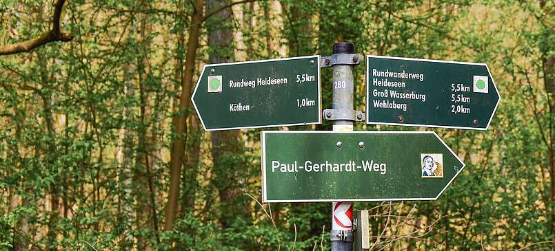 Dreiarmiger Wanderwegweiser Paul-Gerhardt-Weg