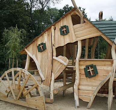 Kletterhaus auf dem Wasserspielplatz Mühleninsel