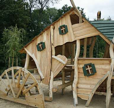 <p>Kletterhaus auf dem Wasserspielplatz Mühleninsel</p>