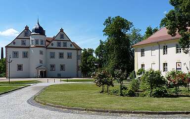 Ehrenhof des Schlosses mit blühenden Rosenstöcken