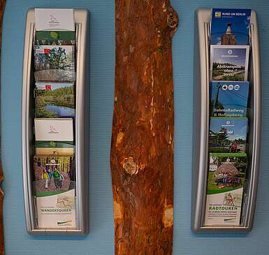 <p>Prospekthalter in der Touristinfo</p>