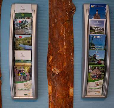 Prospekthalter in der Touristinfo