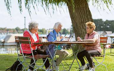 Kaffee und Kuchen am Wasser