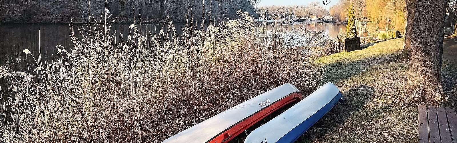 <p>Winterliches Ufer der Dahme mit Kanus</p>