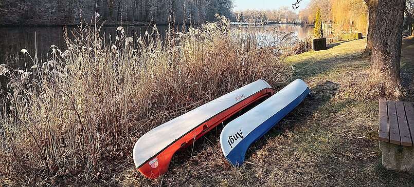 <p>Winterliches Ufer der Dahme mit Kanus</p>