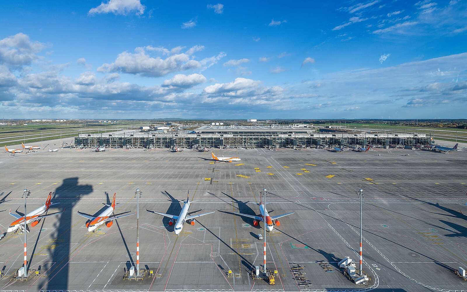 BER Flughafen Vorfeld mit Flugzeugen