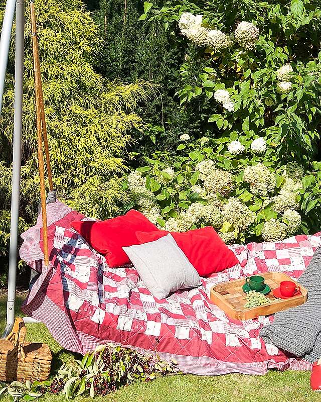 bunte Hollywoodschaukel im Garten