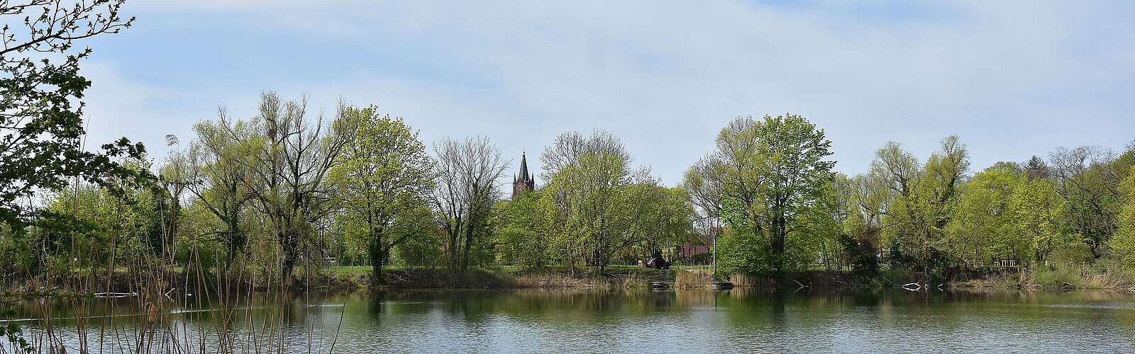 Blick über den Tonsee auf den Kirchturm