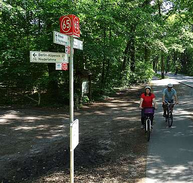 <p>Radfahrer nutzen die Knotenpunktwegweisung DahmeRadweg</p>