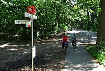 Radfahrer nutzen die Knotenpunktwegweisung DahmeRadweg