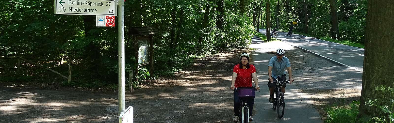Radfahrer nutzen die Knotenpunktwegweisung DahmeRadweg