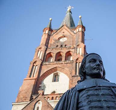 Paul Gerhardt Statue vor dem Kirchturm der St.-Moritz-Kirche Mittenwalde PGW Etappe 5