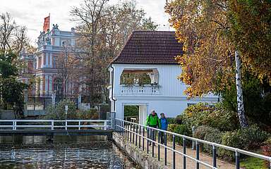 Zwei Wandernde laufen entlang der Promenade am Zeuthener See PGW Etappe 3