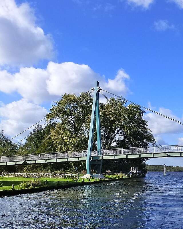 Fahrradbrücke überspannt die Dahme