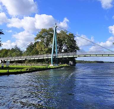 Fahrradbrücke überspannt die Dahme