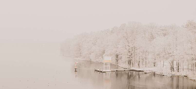 <p>Dahme im Nebel mit Steg am Ufer aus der Vogelperspektive</p>