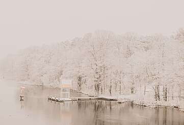 <p>Dahme im Nebel mit Steg am Ufer aus der Vogelperspektive</p>