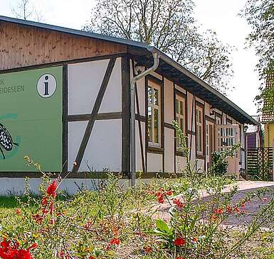 Aussenansicht des Infopunktes Naturpark Dahme-Heideseen