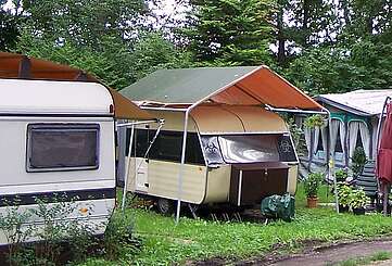Campingplatz mit Zelten und Wohnanhängern
