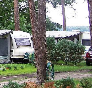 <p>Campingplatz mit Zelten und Wohnanhängern</p>