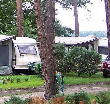 Campingplatz mit Zelten und Wohnanhängern
