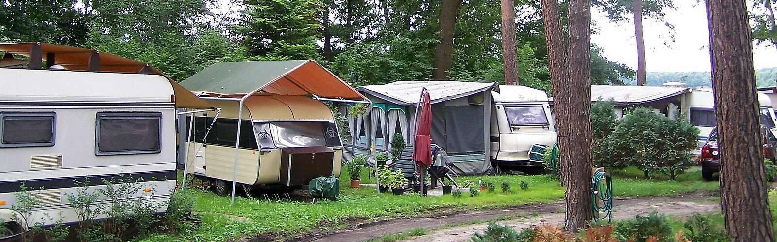 <p>Campingplatz mit Zelten und Wohnanhängern</p>
