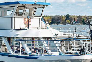 Fahrgastschiff liegt am Anleger