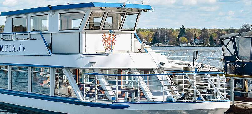 Fahrgastschiff liegt am Anleger