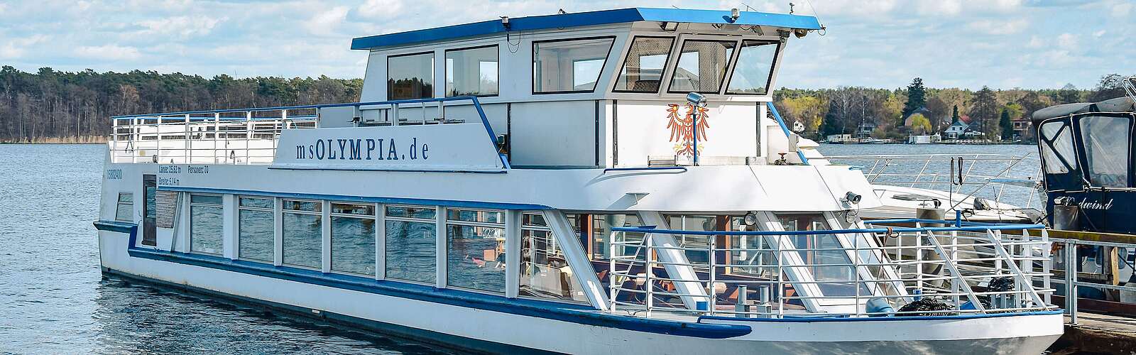 Fahrgastschiff liegt am Anleger