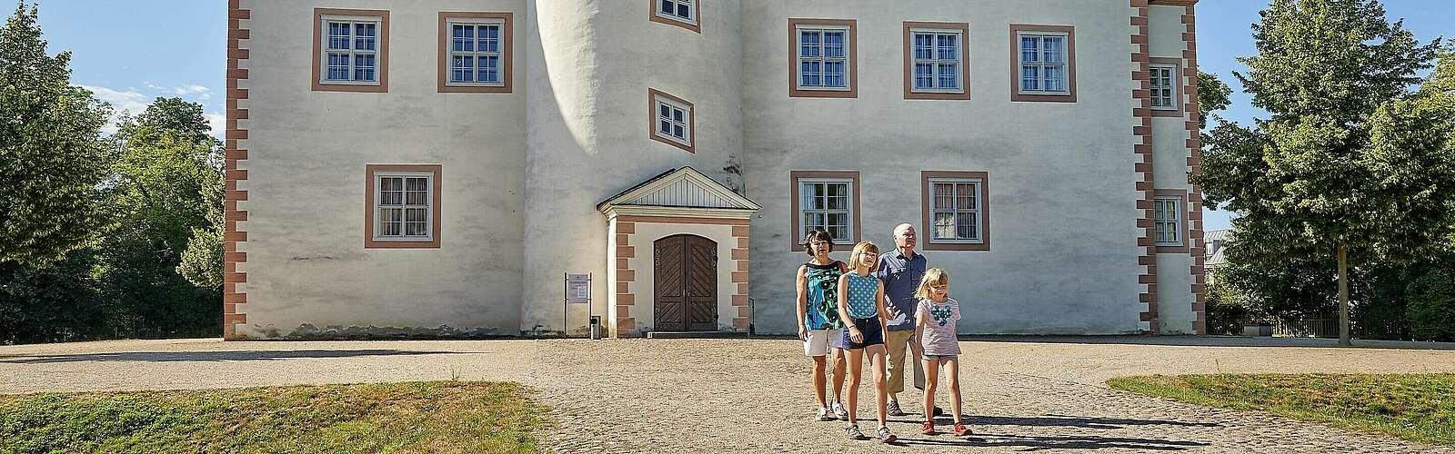 Familie vor Schloss Königs Wusterhausen,
            
        
                Foto: TMB Tourismus-Marketing Brandenburg GmbH/Florian Trykowski