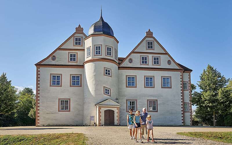 Familie vor Schloss Königs Wusterhausen